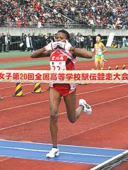 初優勝のゴールテープを切る、愛知豊川高５区ワイリム（撮影・上田博志）