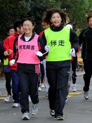 伴走する高橋尚子さん（右）（撮影・藤田啓輔）