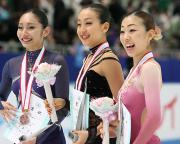 左から安藤美姫、優勝した浅田真央、村主章枝(撮影・たえ見朱実)