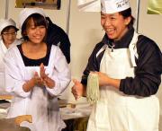 そば打ちした浜口京子(右)とテレビ朝日の前田アナ(撮影・高田文太)