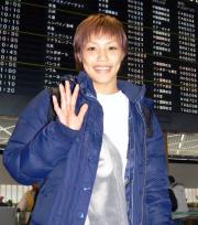 復帰発表の翌８日、オーストリア合宿へ出発した山本（撮影・佐々木一郎）