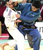 男子66キロ級決勝で、フランスのダルベレ(左)を攻める内柴(共同)