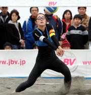 レシーブする菅山かおる(撮影・神戸崇利)