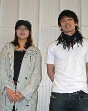報道陣の質問に答える潮田（左）と池田（撮影・吉松忠弘）
