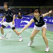 スディルマン杯でインドネシア組と対戦する潮田（右）、池田組（共同）