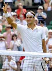 男子シングルスで決勝進出を決めたフェデラー（共同）