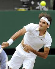 男子シングルス決勝でロディックと対戦するフェデラー(共同)