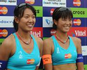 ストレートで初戦を突破した浅尾美和(左)と西堀健実(撮影・酒井清司)