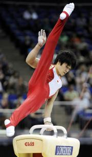 世界体操男子個人総合決勝。初優勝した内村航平のあん馬（共同）