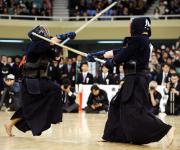 決勝で高橋秀人(右)を攻める内村良一(共同)
