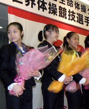 左から鶴見、上村、大島(撮影・高田文太)