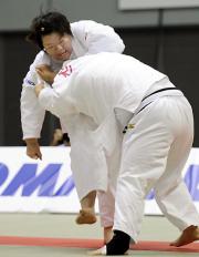 ７８キロ超級決勝で杉本美香（手前）を破り、初優勝した塚田真希（共同）