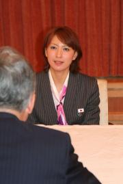 平松大阪市長(手前)と話す小椋(撮影・太田尚樹)