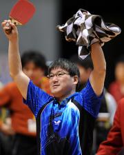 101勝の新記録を達成した斎藤清はバンザイする(撮影・柴田隆二)