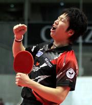 男子シングルス決勝で４連覇を達成し喜ぶ水谷（撮影・野上伸悟）