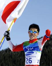 男子１０キロクラシカル立位で金メダルに輝いた新田佳浩（共同）