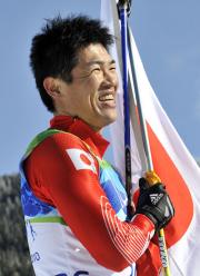 距離男子10キロクラシカル立位で優勝し笑顔を見せる新田佳浩(共同)