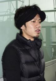 関西空港で報道陣の質問に答える高橋大輔（共同）