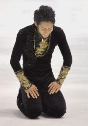 フィニッシュで転倒し、座り込んだまま苦笑いする高橋大輔（共同）