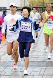 神戸全日本女子ハーフマラソンにゲスト参加した野口みずき（中央）