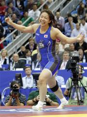 女子７２キロ級３位決定戦に勝利し喜ぶ浜口京子（共同）
