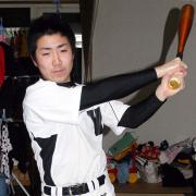 自宅で素振りをする池森龍。心は早くも駒大苫小牧だ