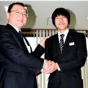 土屋ホーム入社式で握手する伊藤と川本社長