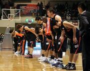 試合終了後、観客に頭を下げる北海道の選手