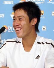 今季ツアー開幕戦で初戦を突破し、笑顔で記者会見する錦織圭（共同）