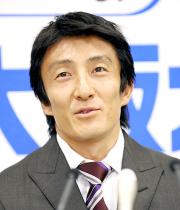 記者会見で今季限りでの現役引退を表明する朝原宣治選手（共同）