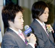 現役続行を明言した女子レスリングの伊調千春(左)、馨姉妹(共同)