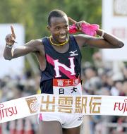 ゴールする4度目の優勝を果たした日大の最終走者・ダニエル(共同)
