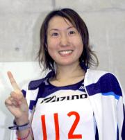 「１番」ポーズで笑顔を見せる絹川（撮影・太田尚樹）