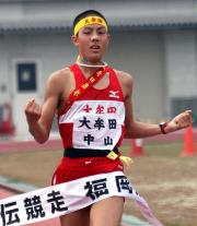 ガッツポーズでテープを切る大牟田アンカー中山祐介（撮影・前田泰子）