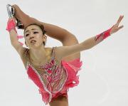 女子ＳＰでスパイラルを披露する村主章枝（共同）