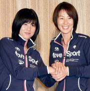 ペア結成を発表したビーチバレー女子の浦田聖子（右）と西堀健実（共同）