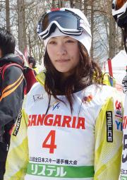公式トレーニング後、記念撮影に応じる上村愛子（撮影・鎌田良美）