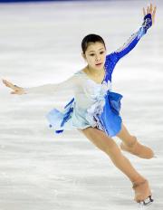 世界ジュニア選手権の女子で優勝した村上佳菜子(共同)