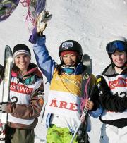 女子デュアルモーグルで優勝し、笑顔の上村愛子（中央）（共同）