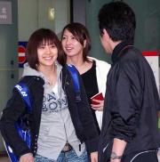 五輪出場を確定させた潮田（左）と小椋は喜多監督（手前）にニッコリ
