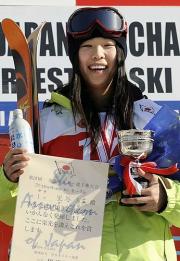 女子モーグルで優勝し、表彰式で笑顔を見せる里谷