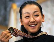 金メダルを手に笑顔をみせる浅田真央(撮影・栗山尚久)