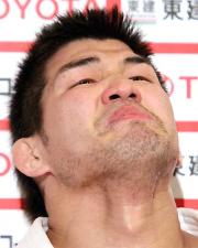 １００キロ超級で優勝し、インタビューで感極まる井上（撮影・田崎高広）