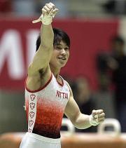 最後の鉄棒の演技終了後、ガッツポーズを見せる内村航平