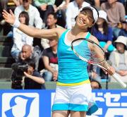 相手にポイントを挙げられると悔しげな表情を見せるクルム伊達公子