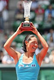 復帰後シングルスで初優勝を飾ったクルム伊達公子はトロフィーを掲げ笑顔