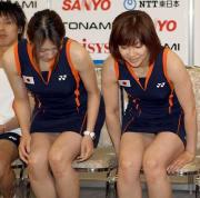 五輪用の新ユニホーム姿で会見に臨む小椋久美子(左)と潮田玲子
