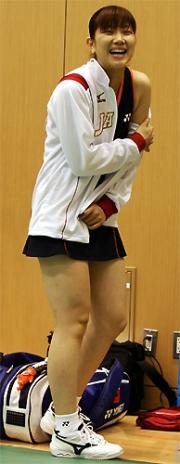 潮田はジャージーを脱ぐとき大勢のカメラマンに囲まれ照れる