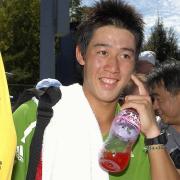 男子シングルス2回戦を突破し、笑顔でコートを後にする錦織圭(共同)