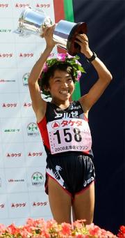優勝カップを掲げる佐伯由香里